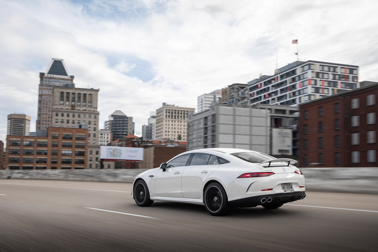 Ngoài ra, khách hàng cũng có thể nâng cấp ngoại thất xe theo nhiều gói trang bị khác nhau như: gói khí động học AMG, gói ngoại thất sợi carbon AMG, gói Night-Package với nhiều chi tiết viền đen bóng, gói ngoại thất viền chrome… Đi kèm với đó là nhiều lựa chọn kiểu mâm cũng như kích thước khác nhau.