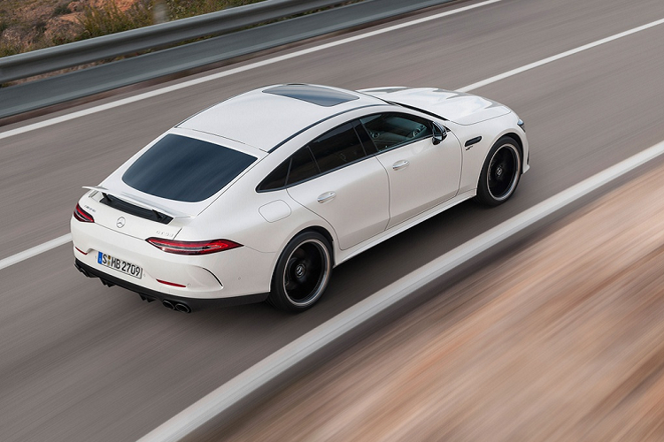 Khác với phiên bản cho thị trường châu Âu vốn sử dụng hệ dẫn động cầu sau, phiên bản tại thị trường Mỹ sử dụng hệ thống dẫn động 4 bánh toàn thời gian 4MATIC+ được AMG phát triển.