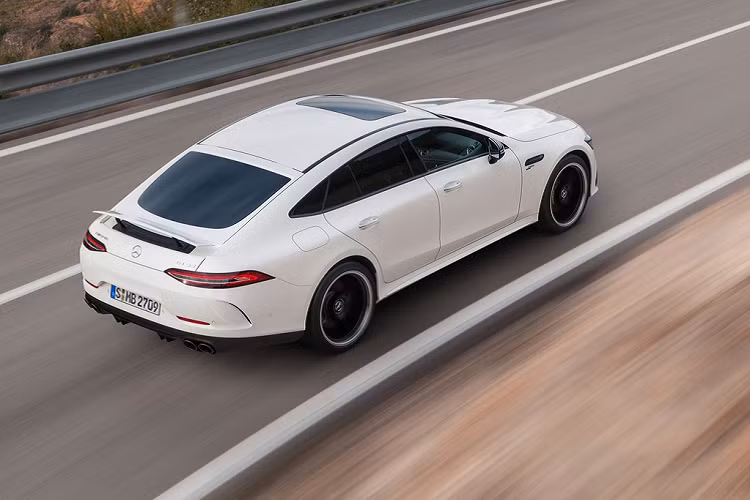 Khác với phiên bản cho thị trường châu Âu vốn sử dụng hệ dẫn động cầu sau, phiên bản tại thị trường Mỹ sử dụng hệ thống dẫn động 4 bánh toàn thời gian 4MATIC+ được AMG phát triển.