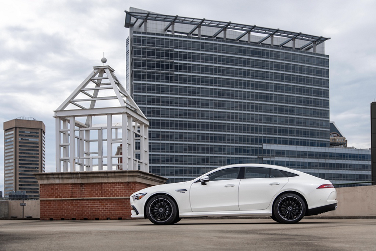 Khác với AMG GT 63 và GT 63 S sử dụng hộp số AMG SPEEDSHIFT MCT 9G, AMG GT 43 sử dụng hộp số 9 cấp AMG SPEEDSHIFT TCT 9G. Cụ thể hơn, hộp số này mang lại cảm giác thoải mái khi vận hành trong điều kiện bình thường. Tuy nhiên, người lái vẫn có thể sở hữu trải nghiệm thể thao đặc trưng của AMG thông qua việc lựa chọn các chế độ lái AMG Dynamic Select.