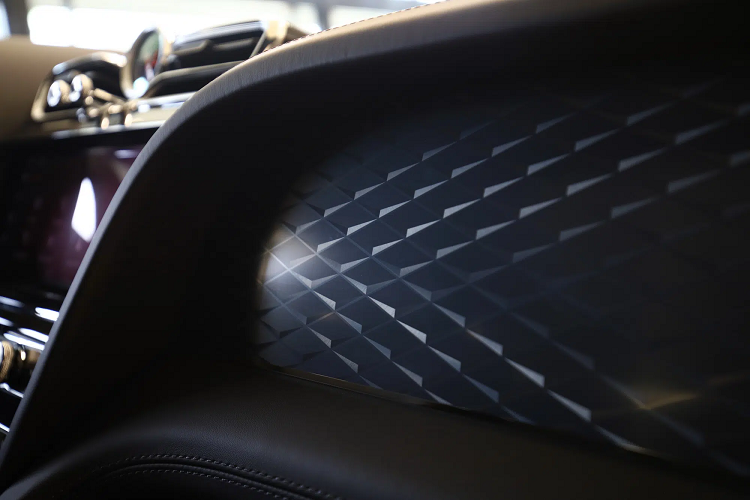 Trước đó, đã có một chiếc Bentayga 2021 được nhập về nhưng theo diện không chính hãng. Giá xe được báo là hơn 17 tỷ đồng.