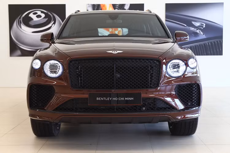 Một chiếc Bentley Bentayga 2021 mới màu nâu vừa xuất hiện tại TP. HCM. Đây là chiếc Bentayga phiên bản nâng cấp mới đầu tiên được nhập về chính hãng. Hiện tại, xe đã được giao cho chủ mới.