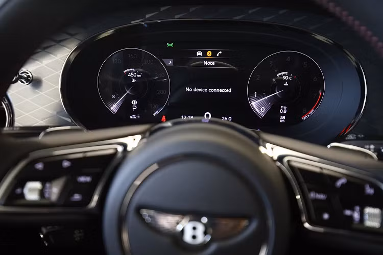 Các chi tiết ốp cửa và hoạ tiết ghế ngồi cũng khác so với trước đây. Mặc dù kích thước xe giữ nguyên nhưng hàng ghế bên trong được điều chỉnh để tăng không gian để chân thêm 100 mm nữa, tuỳ cấu hình khách đặt.