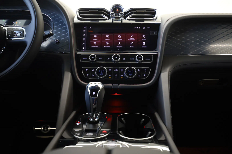 Chiếc SUV siêu sang Bentley Bentayga này có màu nâu sẫm. So với bản cũ thì bản facelift có thay đổi rõ rệt ở đầu và đuôi xe. Cụm đèn LED ma trận trước 2 bóng tròn có kích thước khác nhau, gồm một bóng lớn và một bóng nhỏ. Đèn hậu hình oval dẹt. Giao diện LED của đèn cũng được thiết kế lại tỉ mỉ hơn. Đây là thiết kế đặc trưng của những dòng Bentley mới nhất. Bộ vành của chiếc xe này là loại đa chấu kích thước 22 inch.