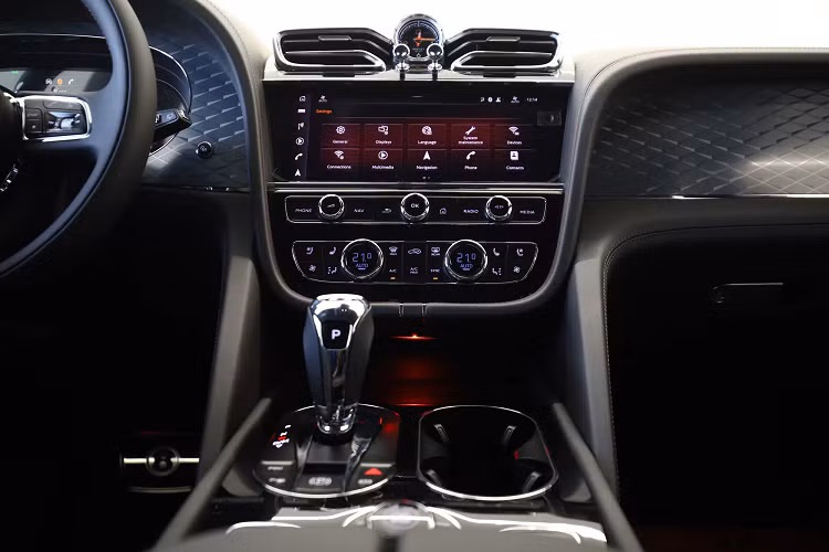 Chiếc SUV siêu sang Bentley Bentayga này có màu nâu sẫm. So với bản cũ thì bản facelift có thay đổi rõ rệt ở đầu và đuôi xe. Cụm đèn LED ma trận trước 2 bóng tròn có kích thước khác nhau, gồm một bóng lớn và một bóng nhỏ. Đèn hậu hình oval dẹt. Giao diện LED của đèn cũng được thiết kế lại tỉ mỉ hơn. Đây là thiết kế đặc trưng của những dòng Bentley mới nhất. Bộ vành của chiếc xe này là loại đa chấu kích thước 22 inch.