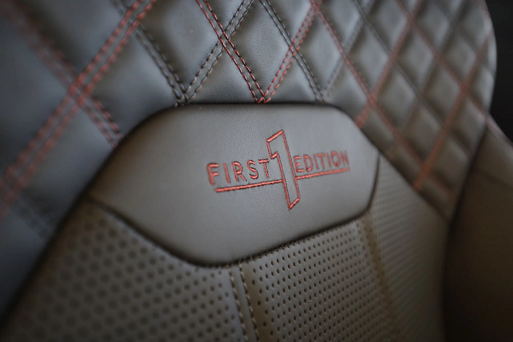 Nội thất Bentley Bentayga thế hệ mới cũng có một số thay đổi nhất định. Cụm điều khiển trung tâm có màn hình 10,9 inch mới, giao diện hiện đại hơn, hỗ trợ Apple CarPlay không dây và Android Auto. Vô-lăng giống với mẫu Continental GT và Flying Spurt mới. 