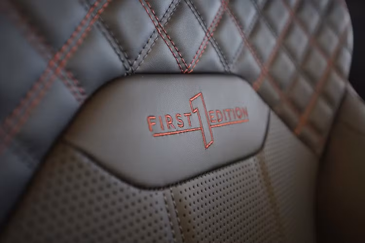 Nội thất Bentley Bentayga thế hệ mới cũng có một số thay đổi nhất định. Cụm điều khiển trung tâm có màn hình 10,9 inch mới, giao diện hiện đại hơn, hỗ trợ Apple CarPlay không dây và Android Auto. Vô-lăng giống với mẫu Continental GT và Flying Spurt mới. 