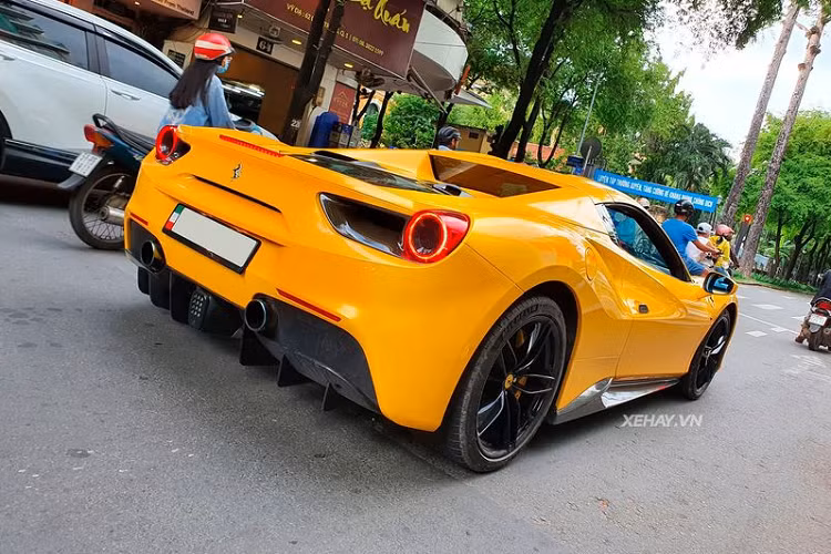 Được biết, siêu phẩm 488 Spider này vẫn thuộc sở hữu của một đại gia tới từ Bình Phước. Siêu phẩm 488 Spider trong bài viết đã được chủ nhân độ lại bộ body-kit Novitec Rosso với rất nhiều chi tiết bằng sợi carbon như cản dưới hông và đuôi xe, ốp viền đèn hậu... Xe vẫn sử dụng bộ mâm 5 chấu kép 20 inch nhưng đã được sơn đen để tạo độ tương phản với màu sơn ngoại thất.