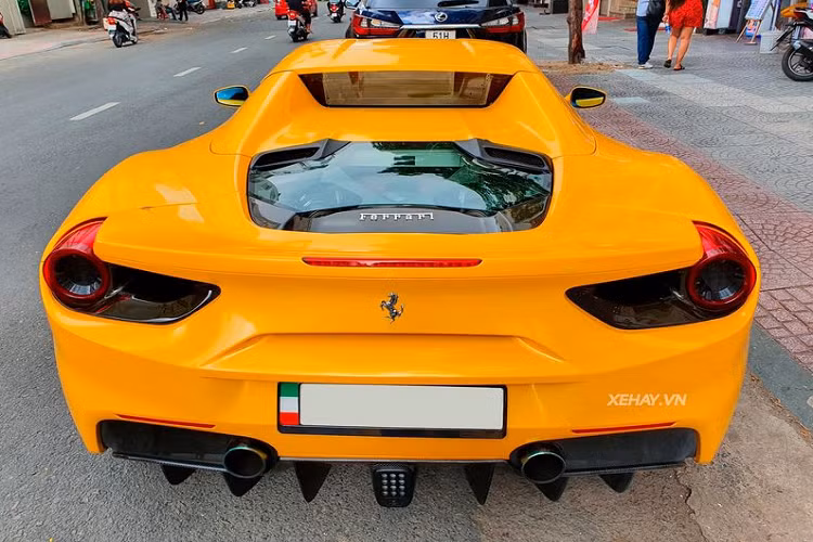 Khác với phiên bản Coupe, Ferrari 488 Spider là một chiếc xe mui trần với bộ mui cứng có thể đóng / mở trong 14 giây bằng một nút bấm. Đèn hậu công nghệ Led với các hoạ tiết thiết kế tinh tế vô cùng nổi bật. Giá xe Ferrari 488 Spider tại Việt Nam hiện khoảng hơn 10 tỷ đồng.