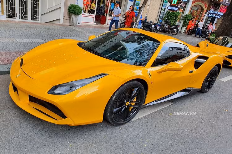 Về cơ bản, Ferrari 488 Spider mui trần gần như tương đồng với bản Coupe về mọi mặt từ thiết kế tổng thể cho tới nội thất và hệ truyền động. Xe vẫn sử dụng động cơ tăng áp kép V8 3,9 lít cho ra công suất 660 mã lực và 760Nm mô-men xoắn cực đại. Tuy nhiên, khả năng hiệu suất của 488 Spider mui trần bị giảm một chút so với Coupe, bởi nó có trọng lượng 1.420kg - nặng hơn bản Coupe 50kg.