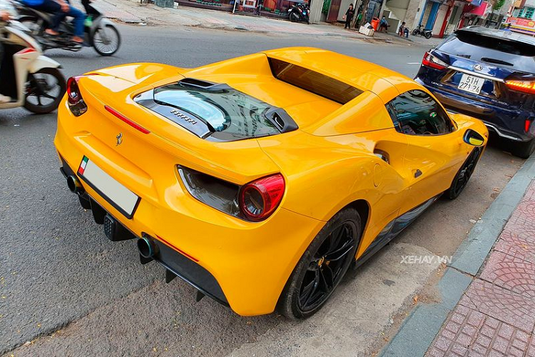 Ở điều kiện tiêu chuẩn, một chiếc Ferrari 488 Spider có thể tăng tốc từ 0 - 200 km/h trong 8,7 giây, trước khi cán tới tốc độ tối đa 325 km/h, trong khi bản Coupe chỉ mất 8,7 giây và có vận tốc cực đại là 330 km/h.