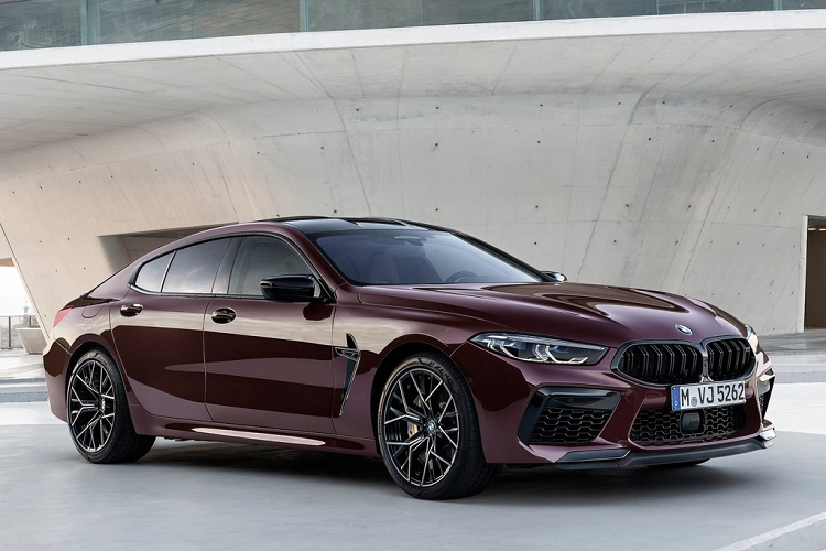  BMW M8 Gran Coupe: Được mệnh danh là "siêu coupe" từ những năm 1990, 8-Series vừa được BMW hồi sinh, bao gồm cả phiên bản coupe, mui trần và coupe 4 cửa. Phiên bản 4 cửa của 8-Series chính là chiếc xe thể thao thực thụ. M8 Gran Coupe được trang bị động cơ tăng áp kép V8 sản sinh công suất 600 mã lực (617 mã lực đối với bản Competition).