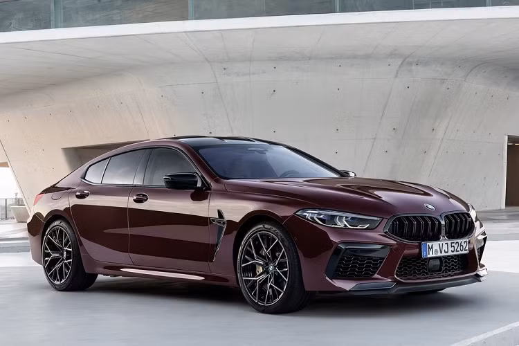  BMW M8 Gran Coupe: Được mệnh danh là "siêu coupe" từ những năm 1990, 8-Series vừa được BMW hồi sinh, bao gồm cả phiên bản coupe, mui trần và coupe 4 cửa. Phiên bản 4 cửa của 8-Series chính là chiếc xe thể thao thực thụ. M8 Gran Coupe được trang bị động cơ tăng áp kép V8 sản sinh công suất 600 mã lực (617 mã lực đối với bản Competition).