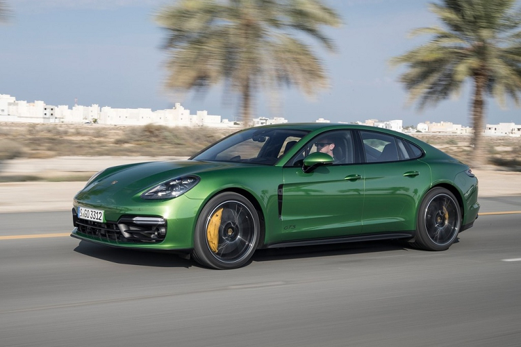  Porsche Panamera GTS: Bước sang thế hệ thứ 2, Porsche Panamera được nâng cấp khá nhiều, cao cấp và mạnh mẽ hơn. Dù không phải là phiên bản mạnh nhất, Panamera GTS vẫn đáng chú ý với động cơ tăng áp kép V8, sản sinh công suất 453 mã lực. Xe có thể tăng tốc 0-100 km/h trong 3,9 giây, vận tốc tối đa 291 km/h. Panamera GTS sang trọng với nội thất bọc da Alcantara cùng các chi tiết bằng nhôm và chrome.