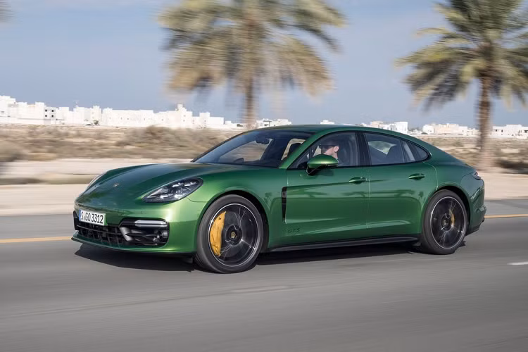  Porsche Panamera GTS: Bước sang thế hệ thứ 2, Porsche Panamera được nâng cấp khá nhiều, cao cấp và mạnh mẽ hơn. Dù không phải là phiên bản mạnh nhất, Panamera GTS vẫn đáng chú ý với động cơ tăng áp kép V8, sản sinh công suất 453 mã lực. Xe có thể tăng tốc 0-100 km/h trong 3,9 giây, vận tốc tối đa 291 km/h. Panamera GTS sang trọng với nội thất bọc da Alcantara cùng các chi tiết bằng nhôm và chrome.
