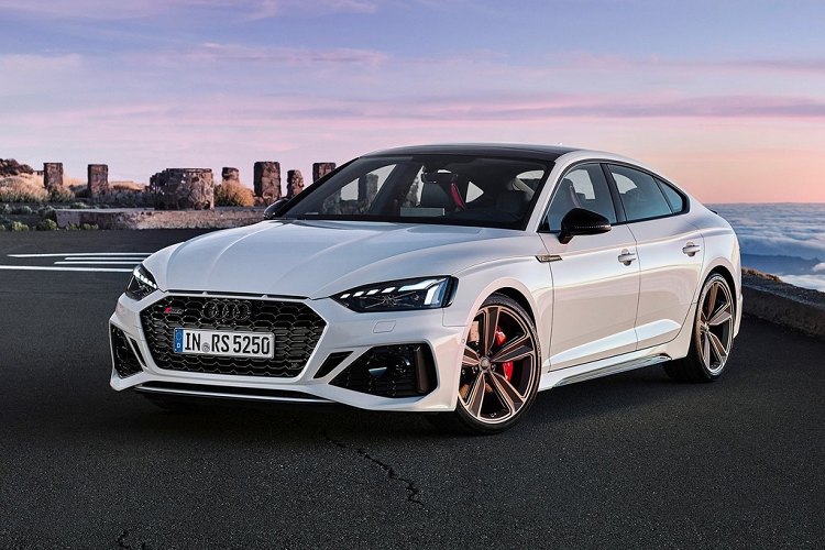  Audi RS5 Sportback: Nếu Audi RS7 quá đắt với bạn, chiếc RS5 Sportback sẽ là lựa chọn phù hợp. Xe sử dụng khối động cơ V6 twin-turbo dung tích 2.9L sản sinh công suất 450 mã lực, tăng tốc 0-100 km/h trong 3,8 giây và vận tốc tối đa 280 km/h. Audi trang bị cho RS5 hệ dẫn động 4 bánh Quattro, hệ thống vi sai thể thao, hệ thống treo thể thao RS Sport.