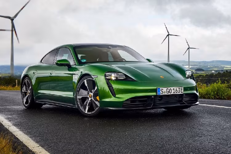  Porsche Taycan Turbo S: Taycan là mẫu xe đánh dấu bước ngoặt của Porsche khi chính thức bước vào kỷ nguyên xe điện. Dù không sử dụng động cơ đốt trong, Taycan vẫn có phiên bản mạnh mẽ nhất Turbo S. Phiên bản này được trang bị 2 mô-tơ điện, sản sinh tổng công suất 750 mã lực, tăng tốc 0-100 km/h trong chỉ 2,6 giây. Đây là hiệu suất ấn tượng khi gia tốc của Taycan chỉ kém Bugatti Chiron 0,1 giây.