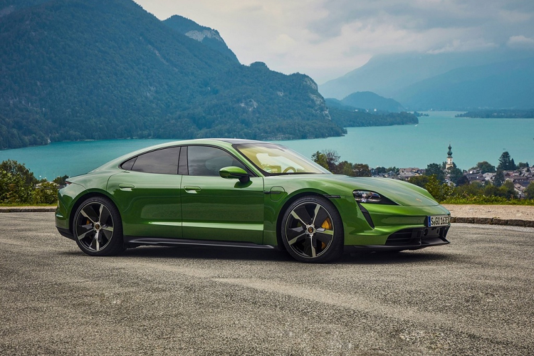  Siêu xe thể thao luôn mang lại trải nghiệm phấn khích cho người lái. Thông thường, xe thể thao được mặc định là những model có 2 cửa, 2 chỗ (hoặc 2+2 chỗ nhưng hàng ghế sau tương đối chật chội). Ngành công nghiệp ôtô ngày càng phát triển và những chiếc xe thể thao 4 cửa ra đời. Đây là những chiếc xe vừa mạnh mẽ, vừa nhanh và có không gian nội thất rộng rãi.