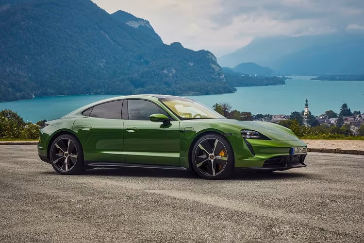  Siêu xe thể thao luôn mang lại trải nghiệm phấn khích cho người lái. Thông thường, xe thể thao được mặc định là những model có 2 cửa, 2 chỗ (hoặc 2+2 chỗ nhưng hàng ghế sau tương đối chật chội). Ngành công nghiệp ôtô ngày càng phát triển và những chiếc xe thể thao 4 cửa ra đời. Đây là những chiếc xe vừa mạnh mẽ, vừa nhanh và có không gian nội thất rộng rãi.