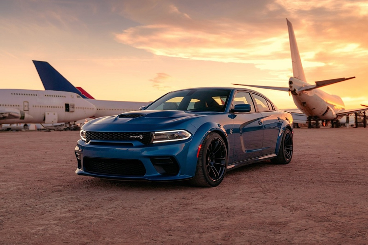  Dodge Charger SRT Hellcat Widebody: Đây vốn là mẫu xe cơ bắp Mỹ 2 cửa. Từ thế hệ thứ 6 ra mắt năm 2006, Charger trở thành chiếc siêu sedan 4 cửa, nhường lại vị trí xe cơ bắp 2 cửa cho chiếc Challenger. Dưới nắp ca-pô của Charger SRT Hellcat Widebody là động cơ tăng áp Hemi V8 6.2L, mạnh 707 mã lực.