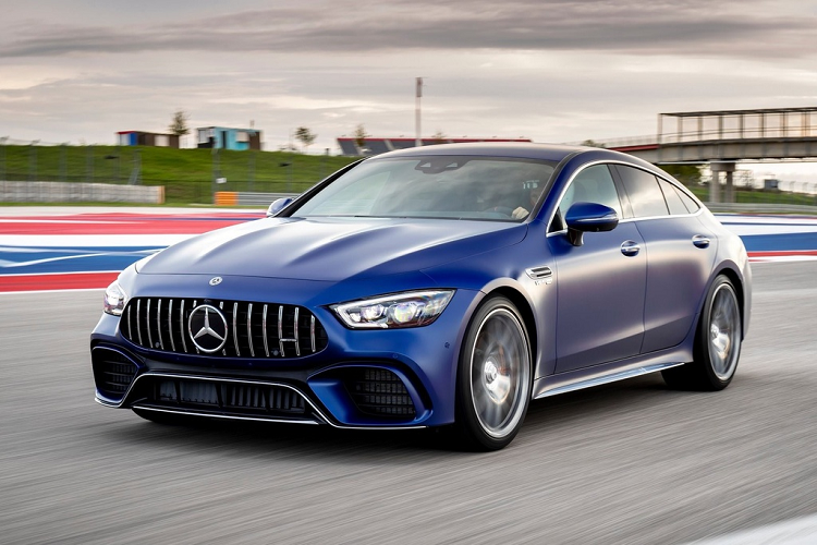  Mercedes-AMG GT 63 S: Trong thế giới xe, ký tự GT là từ viết tắt của Gran Turismo (hoặc Grand Touring), chỉ những mẫu xe hiệu suất cao nhưng vẫn đảm bảo đủ sự êm ái cho những chuyến hành trình dài. Với tinh thần này, Mercedes-AMG đã tạo ra dòng xe thể thao GT 4 cửa, dựa trên GT 2 cửa tiêu chuẩn.