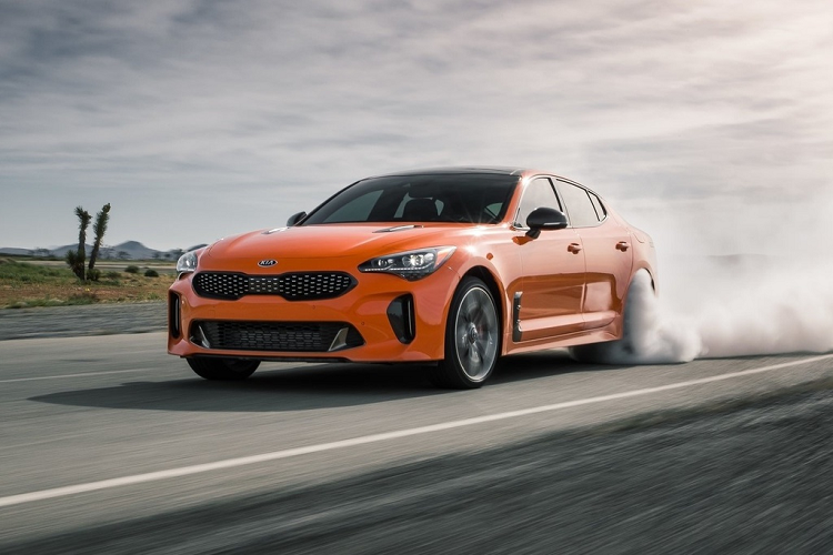  Kia Stinger GTS: Stinger là mẫu xe góp phần không nhỏ giúp Kia nâng tầm từ mác "bình dân" lên tiệm cận xe sang. Với thân xác sedan, Stinger GTS sở hữu các chi tiết thể thao như 2 hốc gió trên nắp ca-pô, lưới tản nhiệt, các khe gió được ốp carbon. Sức mạnh của Stinger GTS đến từ động cơ tăng áp kép V6 3.3L, cho công suất 365 mã lực và mô-men xoắn 509 Nm.