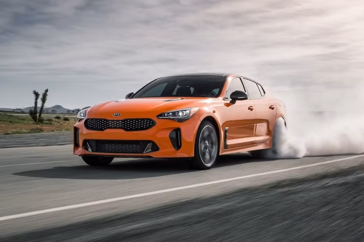  Kia Stinger GTS: Stinger là mẫu xe góp phần không nhỏ giúp Kia nâng tầm từ mác "bình dân" lên tiệm cận xe sang. Với thân xác sedan, Stinger GTS sở hữu các chi tiết thể thao như 2 hốc gió trên nắp ca-pô, lưới tản nhiệt, các khe gió được ốp carbon. Sức mạnh của Stinger GTS đến từ động cơ tăng áp kép V6 3.3L, cho công suất 365 mã lực và mô-men xoắn 509 Nm.
