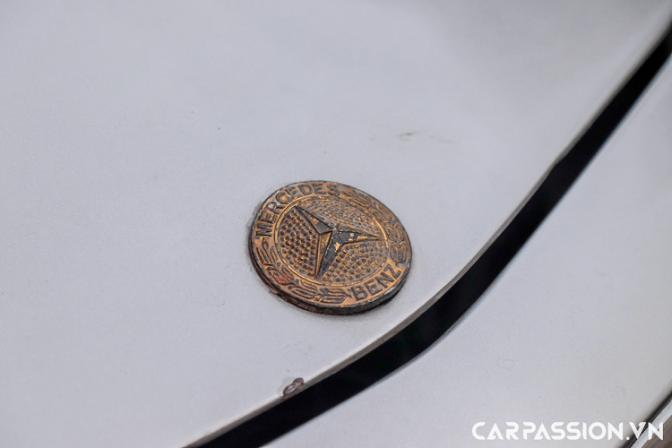 So với 230SL, 250 SL vẫn được giữ lại hệ thống treo cũ và cảm giác thể thao hơn của những chiếc SL đời đầu. Tuy nhiên, xe cũng được cải tiền với một số chi tiết như dung tích bình xăng được tăng từ 65 lít lên 82 lít. 