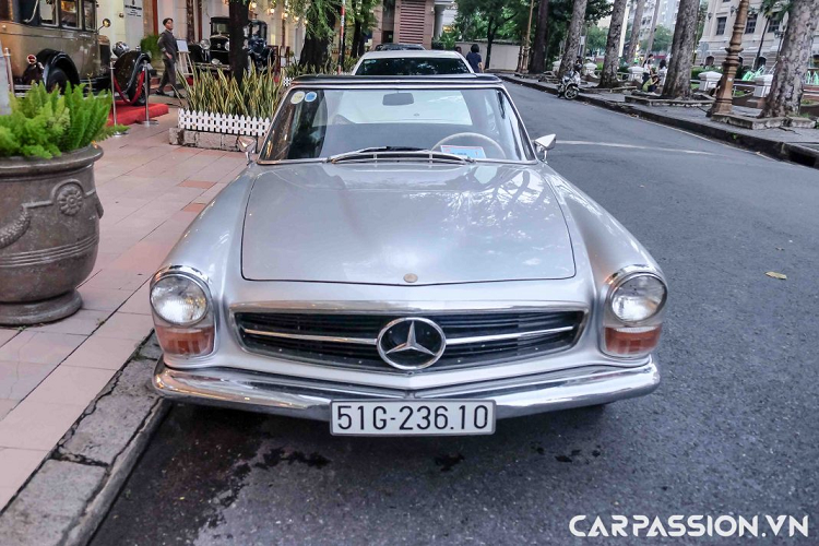 Những chiếc Mercedes-Benz W113 SL đời 1963 được định cấu hình coupe và mui trần với với phần mui vải mềm được trang bị cơ bản, đi kèm với đó, chủ sở hữu có thể lựa chọn thêm tùy chọn mui cứng có thể tháo rời. Phần mui cứng giúp đem lại cho chiếc xe một không gian giống những chiếc coupe, tuy nhiên nếu sử dụng mui vải, chủ sở hữu hoàn toàn có thể dễ dàng mở phần mui để có được một không gian mở đầy thoải mái. Chiếc xe trong bài viết là một trong những chiếc xe được trang bị tùy chọn mui cứng màu đen mờ.