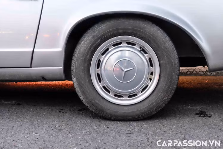 Chiếc 250SL này mang trên mình lớp sơn ngoại thất màu bạc mang đậm âm hưởng của huyền thoại 300SL Gullwing, kết hợp với đó chính là phần mui với thiết kế “mái đền” được sơn màu đen nhám.