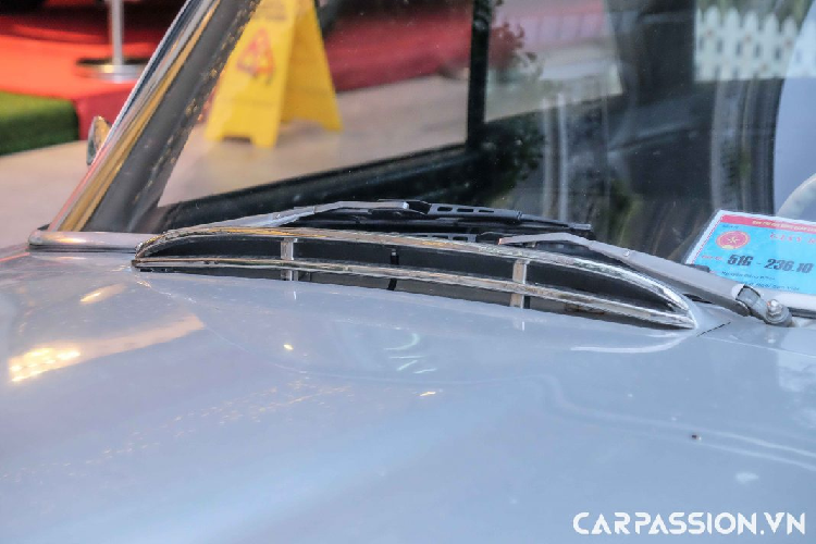 Phiên bản 250SL cũng được trang bị động cơ M129.II cải tiến một số chi tiết so với 230SL. Động cơ này có dung tích 2.5 lít và có khả năng sản sinh công suất 148 mã lực, mô-men xoắn đã được cải thiện lên mức 216 Nm. Ngoài ra, trên 250SL, két nước cũng đã được mở rộng với dung tích lên tới 12,9 lít cùng trang bị bộ trao đổi nhiệt tiêu chuẩn.