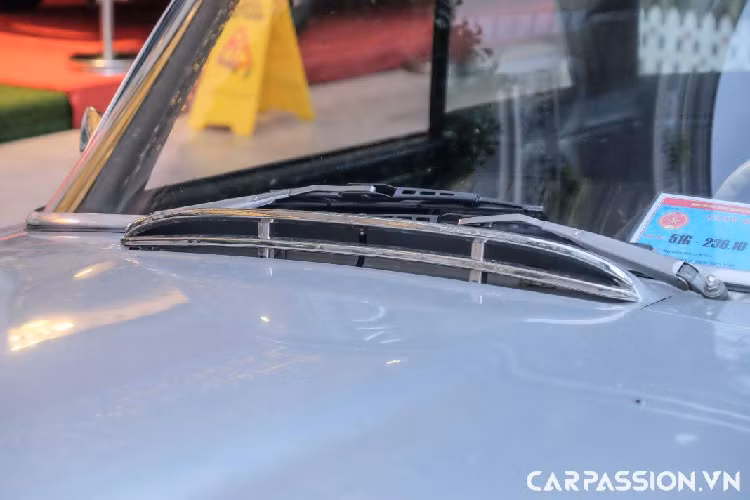 Phiên bản 250SL cũng được trang bị động cơ M129.II cải tiến một số chi tiết so với 230SL. Động cơ này có dung tích 2.5 lít và có khả năng sản sinh công suất 148 mã lực, mô-men xoắn đã được cải thiện lên mức 216 Nm. Ngoài ra, trên 250SL, két nước cũng đã được mở rộng với dung tích lên tới 12,9 lít cùng trang bị bộ trao đổi nhiệt tiêu chuẩn.