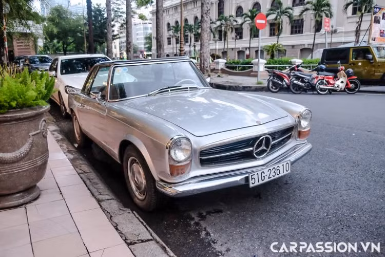 Dòng xe sang Mercedes-Benz W113 SL được giám sát phát triển bởi Giám đốc kỹ thuật của hãng thời bấy giờ Fritz Nallinger, cùng với ông còn có kỹ sư trưởng Rudolf Uhlenhaut và Trưởng bộ phận tạo hình Friedrich Geiger. Chiếc xe được thiết kế chủ yếu bởi hai nhà thiết kế Paul Bracq và Béla Barényi. Chính họ đã thiết kế mảng mui cứng có phần hơi lõm ở giữa gợi liên tưởng đến biệt danh mái đèn “Pagoda”. Thiết kế mui này sau đó đã được cấp bằng sáng chế độc quyền.