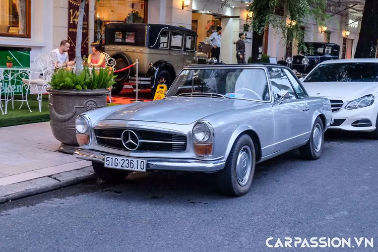 Hai gam màu này có phần giản đơn, không quá phô trương nhưng chính điều này đã giúp tôn lên những đường nét cũng như vẻ đẹp của chiếc coupe đầy hấp dẫn này. Được biết, chiếc Mercedes-Benz 250SL tại Việt Nam trong bài viết này thuộc dang hiếm có và được một người mê xe tại TP HCM sưu tầm.