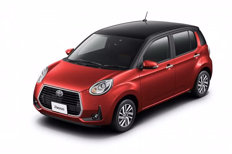 Giá xe Toyota Passo Moda Charm bán ra khởi điểm từ 1.617.000 yên (khoảng 350 triệu đồng) cho phiên bản FWD và 1.793.000 yên (khoảng 390 triệu đồng) cho bản AWD.