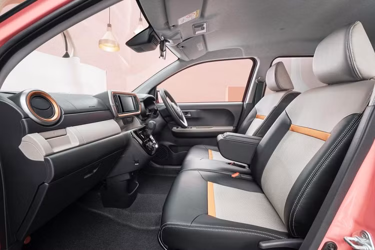 Về cơ bản Toyota Passo thế hệ mới là một phiên bản “đóng lại nhãn mác” của Daihatsu Boon, và Passo Moda Charm là một phiên bản đặc biệt dựa trên Moda và mang thiết kế thu hút người mua nữ.