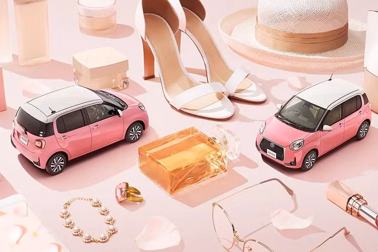 Có mặt trên thị trường Nhật Bản từ ngày 7 tháng 4, Toyota Passo Moda Charm có phong cách và trang bị tiện nghi nâng cấp, với đặc điểm rõ ràng nhất chính là nước sơn hồng Juicy Pink Metallic cực kỳ nữ tính.
