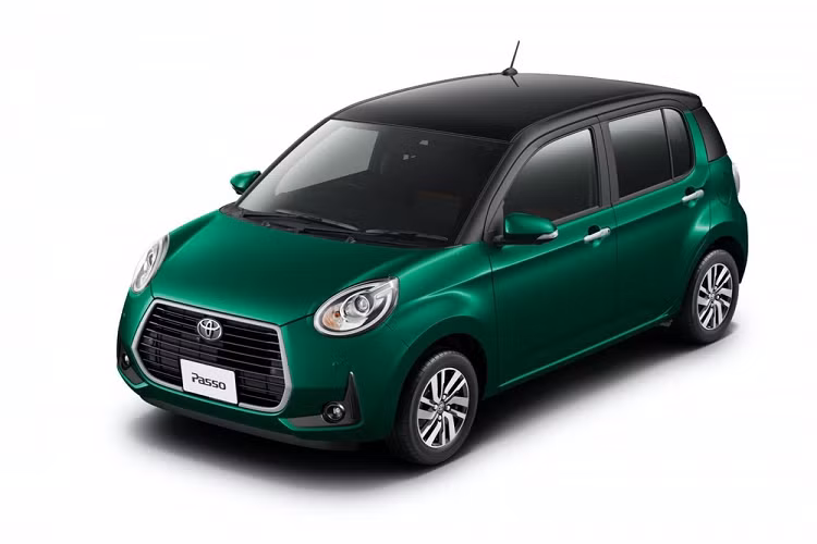 Tương tự với tất cả những mẫu Toyota Passo cỡ nhỏ khác, phiên bản đặc biệt cũng sử dụng động cơ xăng hút khí tự nhiên 3 xi-lanh dung tích 1.0 lít sản sinh 68 mã lực và 92 Nm mô-men xoắn cực đại.