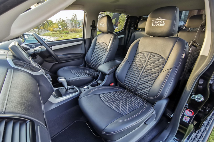 Nội thất của Arctic Trucks AT35 khá sang trọng nhờ sử dụng vật liệu da bespoke được thiết kế riêng cho mẫu bán tải này. Ghế ngồi trên xe được thuê hoa văn khá nổi bật với tựa đầu có logo Arctic Trucks.