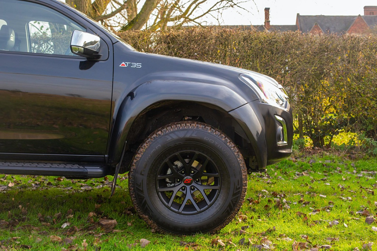 Điểm nổi bật nhất trên bản nâng cấp này là giảm xóc nguyên bản Fox đã được thay bằng giảm xóc đến từ Bilstein. Hệ thống treo mới này cho phép xe có thể di chuyển dễ dàng hơn trên những cung đường gồ ghề.