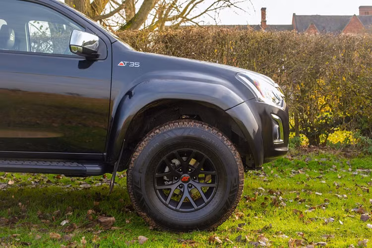 Điểm nổi bật nhất trên bản nâng cấp này là giảm xóc nguyên bản Fox đã được thay bằng giảm xóc đến từ Bilstein. Hệ thống treo mới này cho phép xe có thể di chuyển dễ dàng hơn trên những cung đường gồ ghề.