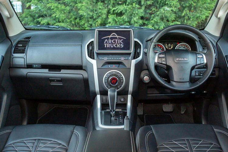 Các nâng cấp khác trong xe bao gồm màn hình cảm ứng màu đa chức năng 9 inch, hệ thống âm thanh 9 loa, dẫn đường vệ tinh, sạc không dây... Xe được trang bị kết nối Bluetooth, Apple CarPlay và Android Auto.