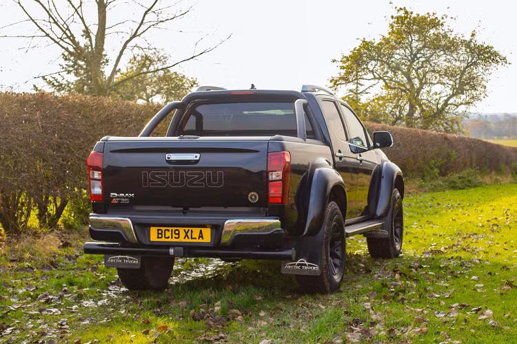 Mẫu bán tải này được trang bị camera trước/sau giúp người lái thuận tiện hơn khi di chuyển, đặc biệt là khi đỗ xe. Giá xe Isuzu D-Max Arctic Trucks AT35 bán ra thị trường từ 52.000 USD cho phiên bản số sàn, phiên bản số tự động có giá 53.390 USD.