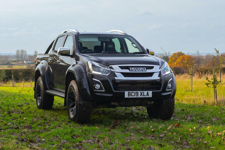 Isuzu D-Max Arctic Trucks AT35 có ngoại hình đầy cơ bắp nhờ bộ lốp Nokian Rotiva 35, mâm xe hợp kim 17 inch và vòm bánh mở rộng.