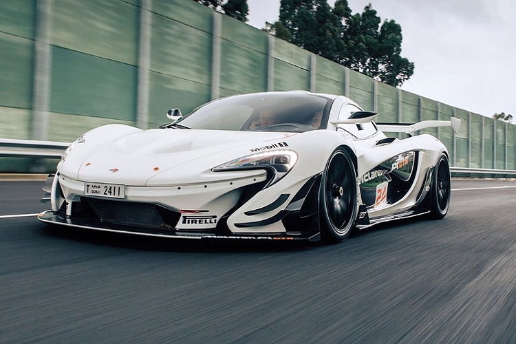 Siêu xe dành cho đường đua McLaren P1 GTR được trang bị động cơ V8, tăng áp kép, dung tích 3,8 lít kết hợp cùng với mô-tơ điện sẽ cho ra tổng công suất tối đa là 986 mã lực. So với phiên bản đường phố tiêu chuẩn, McLaren P1 GTR mạnh hơn đến 83 mã lực.