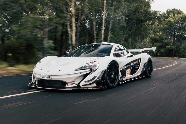 McLaren P1 GTR thế hệ mới được gọi là siêu xe "2 trong 1" do có thể chạy trong đường đua và lưu thông hợp pháp trên đường phố nếu qua bàn tay của hãng độ Lanzante Motorsport. Chiếc xe nay mang biển số của Dubai và có con số 24 bên hông xe cũng như ở biển số
