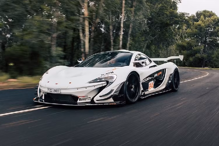 McLaren P1 GTR thế hệ mới được gọi là siêu xe "2 trong 1" do có thể chạy trong đường đua và lưu thông hợp pháp trên đường phố nếu qua bàn tay của hãng độ Lanzante Motorsport. Chiếc xe nay mang biển số của Dubai và có con số 24 bên hông xe cũng như ở biển số