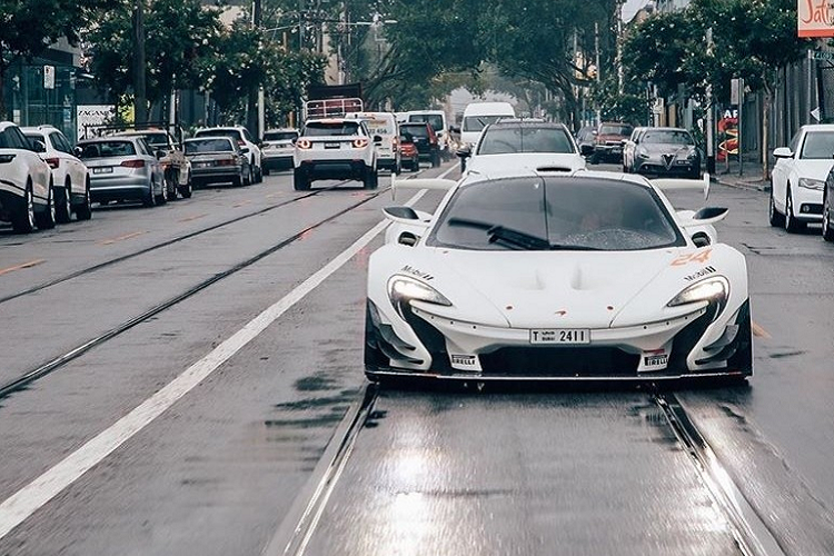 Nhắc đến dòng siêu xe McLaren P1 chúng ta không thể bỏ qua được một phiên bản đỉnh hơn đó chính là mẫu xe McLaren P1 GTR, vốn là một chiếc siêu xe dựa trên thiết kế của McLaren P1 để dành chuyên chạy trên đường đua. Tuy nhiên, có không ít khách hàng muốn mang siêu phẩm như McLaren P1 GTR ra đường phố để chạy vì thiết kế xe quá ngầu.