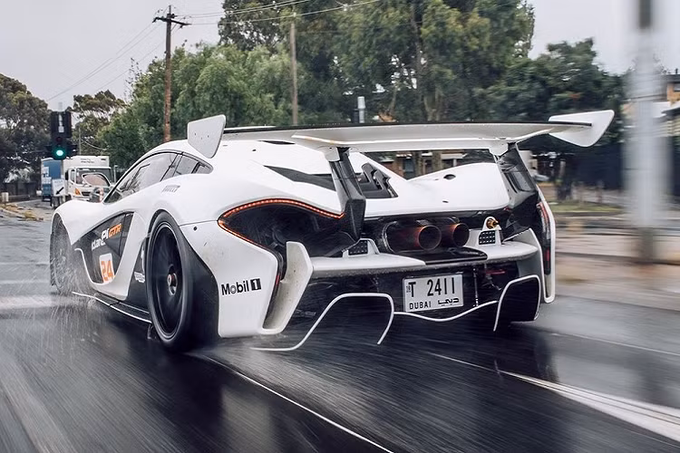 Chiếc siêu xe McLaren P1 GTR này có bộ áo màu trắng cùng đề-can màu đen đối lập hay nhiều chi tiết ở ngoại thất bằng carbon. Chưa hết, siêu xe dành cho đường đua McLaren P1 GTR này mang biển số của nước Dubai. Được gọi là siêu xe "2 trong 1" do có thể chạy trong đường đua và lưu thông hợp pháp trên đường phố nếu qua bàn tay Lanzante Motorsport. Chỉ có 35 chiếc McLaren P1 GTR được sản xuất trên thế giới.