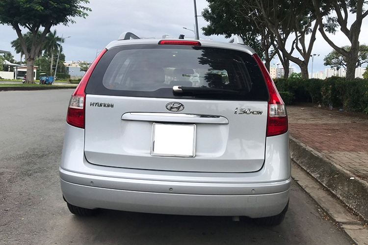 Ghế ngồi được bọc da, hàng ghế sau có thể gập linh hoạt với tỷ lệ 60:40. Dung tích khoang hành lý đạt khoảng 1.450L khá thoải mái để chở các vật dụng gia đình...